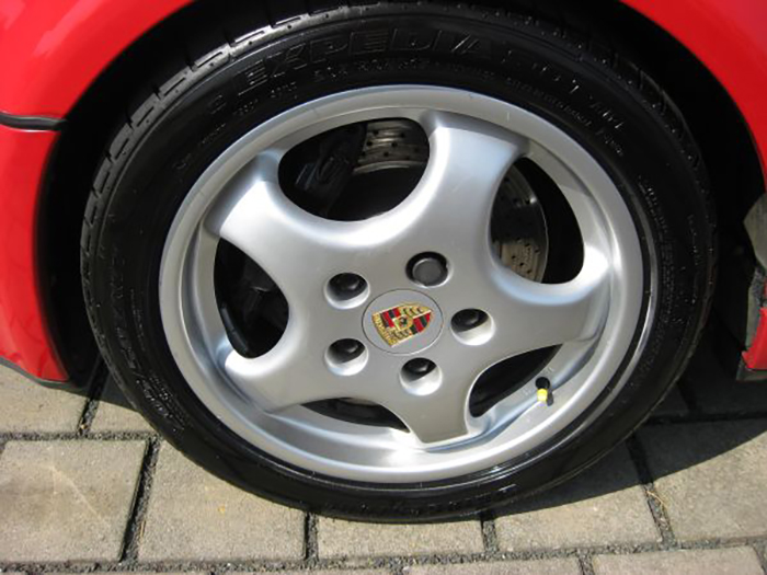 Auto-Felge Nach Reinigung und Versiegelung Auto-Felge Nach Reinigung und Versiegelung