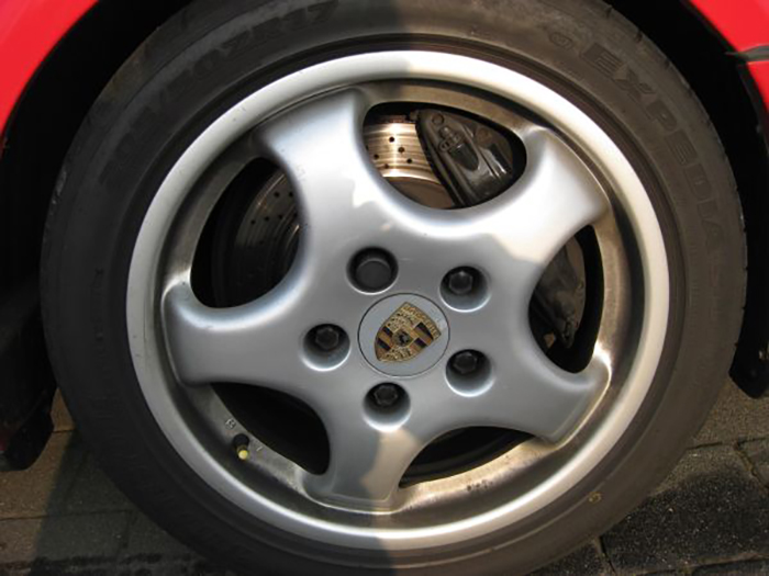 Auto-Felge vor Anwendung Auto-Felge vor Anwendung