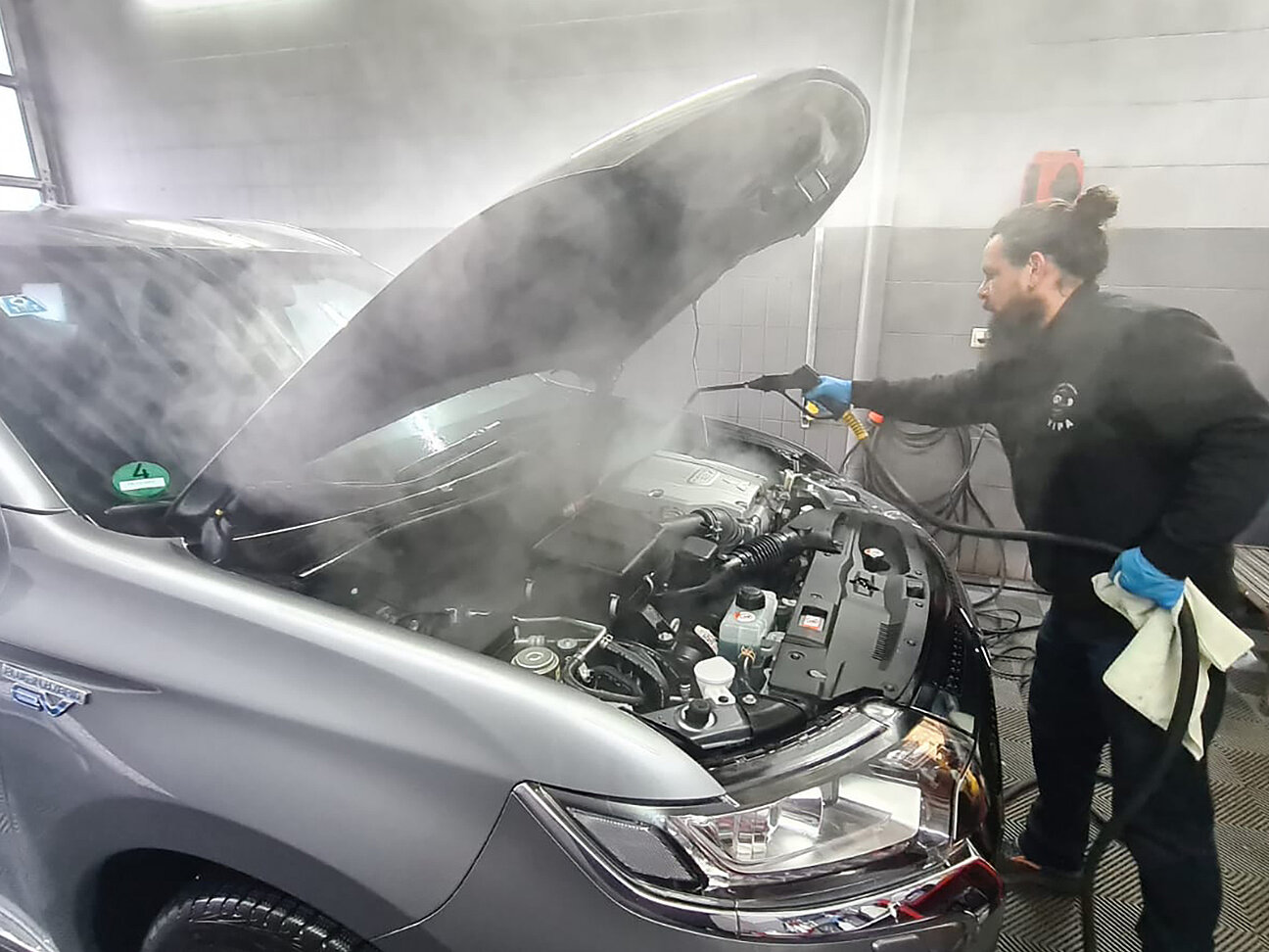 Dampfreinigung und Desinfektion des Fahrzeug Motorraum. Dampfreinigung und Desinfektion des Fahrzeug Motorraum.