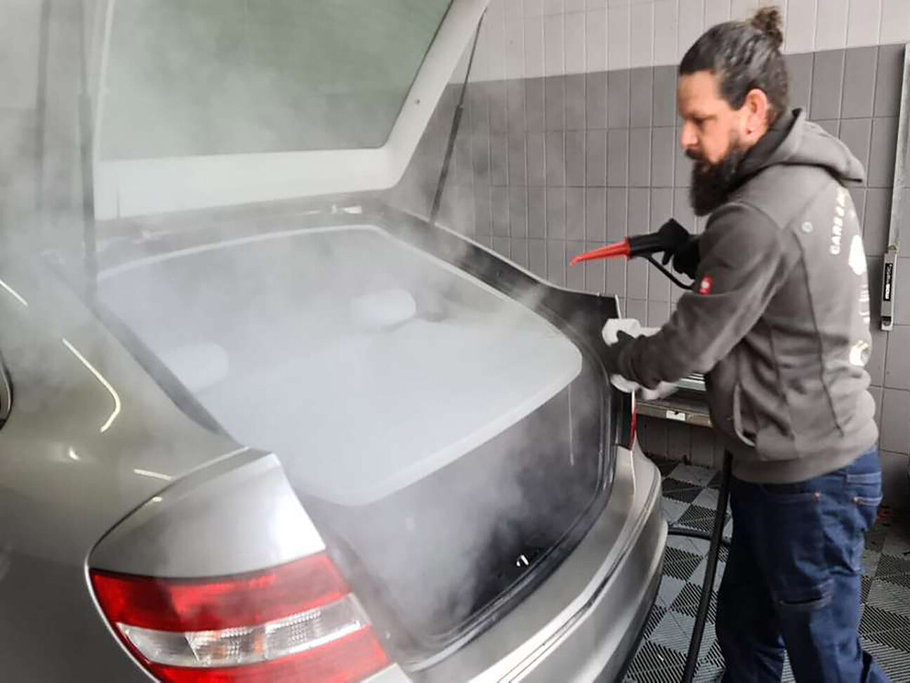 Dampfreinigung und Desinfektion des Fahrzeug Kofferraum. Dampfreinigung und Desinfektion des Fahrzeug Kofferraum.