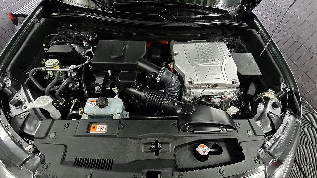 Komplette Motorraum Reingung Komplette Motorraum Reingung
