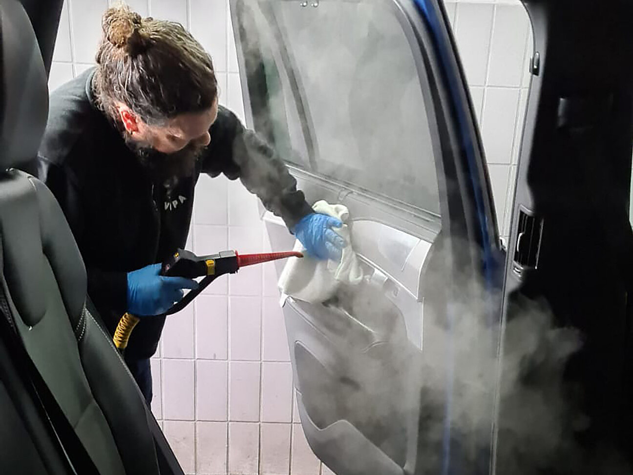 Dampfreinigung und Desinfektion des Fahrzeug Innenraum. Dampfreinigung und Desinfektion des Fahrzeug Innenraum.