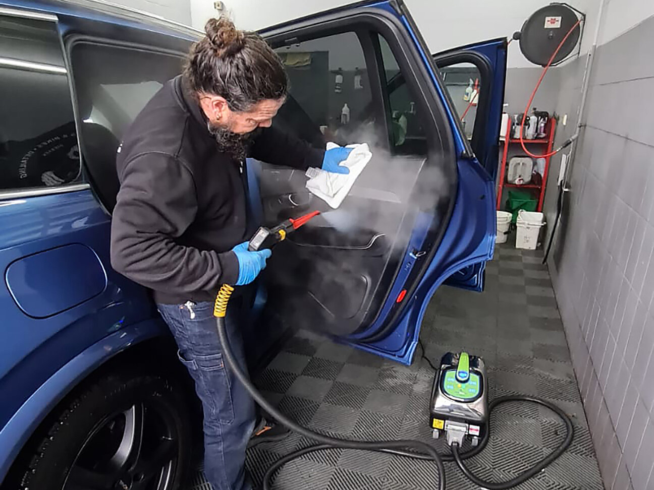 Dampfreinigung und Desinfektion des Fahrzeug Innenraum. Dampfreinigung und Desinfektion des Fahrzeug Innenraum.