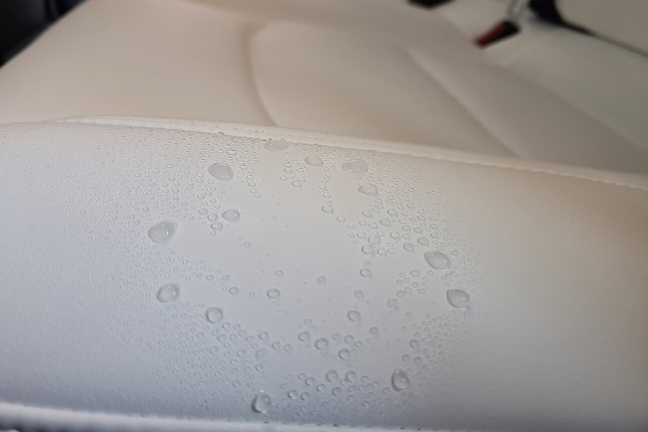 VIPA AUtopflege - wasserabweisende Lederoberfläche im Auto nach Versiegelung VIPA AUtopflege - wasserabweisende Lederoberfläche im Auto nach Versiegelung